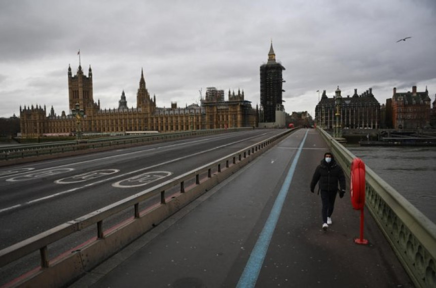 Dim kuljao iz zgrade Parlamenta u Londonu