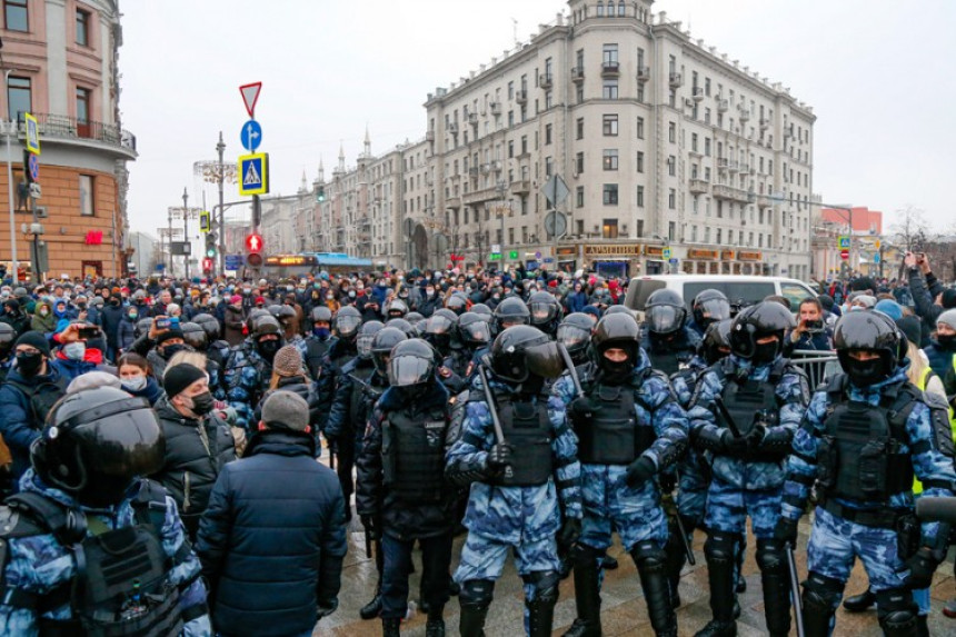 Песков: Немогуће је заљуљати брод у Русији