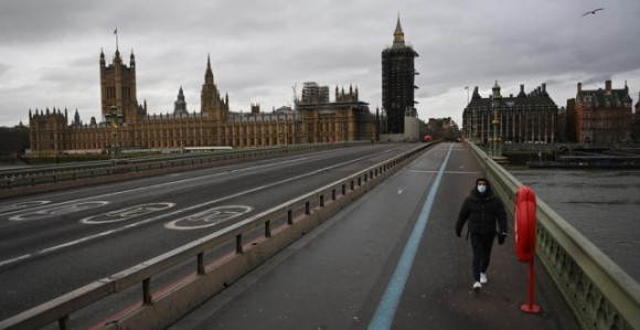 Dim kuljao iz zgrade Parlamenta u Londonu