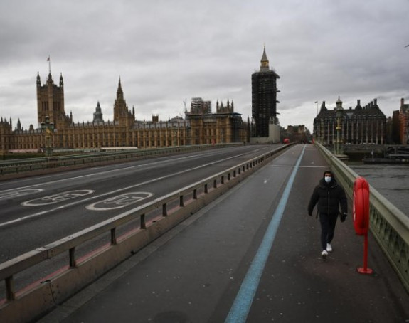Dim kuljao iz zgrade Parlamenta u Londonu