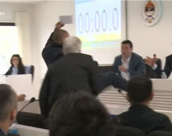 Incident u Skupštini Bileće: Odbornik nogom udario u sto
