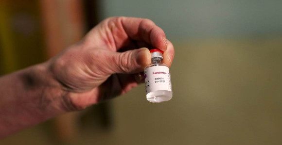 Одобрена вакцина АстраЗенека против вируса короне