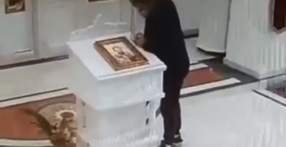 Snimljena krađa u crkvi, hvataljkom izvlačio novac