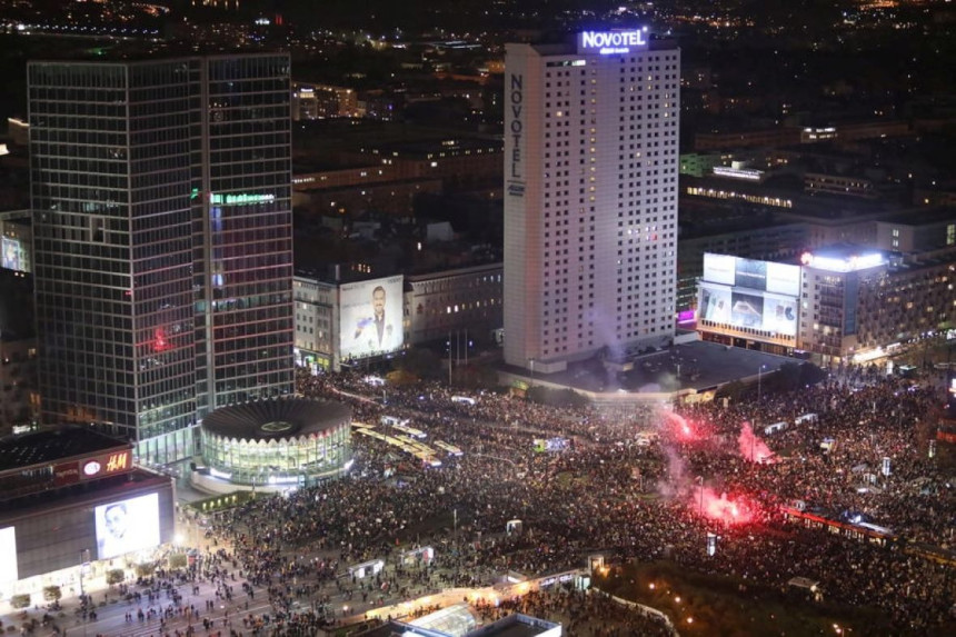 Хиљаде људи наставили протесте у Варшави (ВИДЕО)