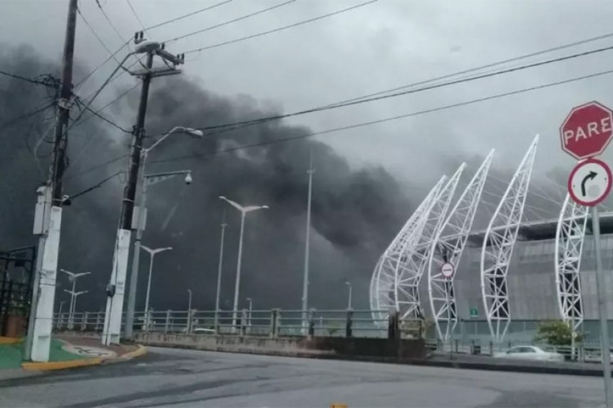 Zapalio se brazilski stadion (VIDEO)