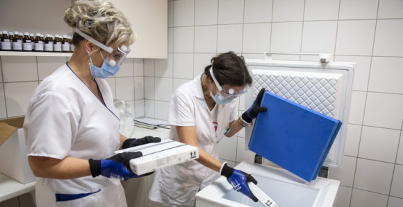 U februaru stižu AstraZeneca i Pfizerova vakcina