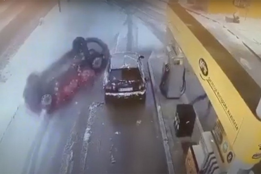 Nevjerovatna saobraćajna nezgoda na pumpi