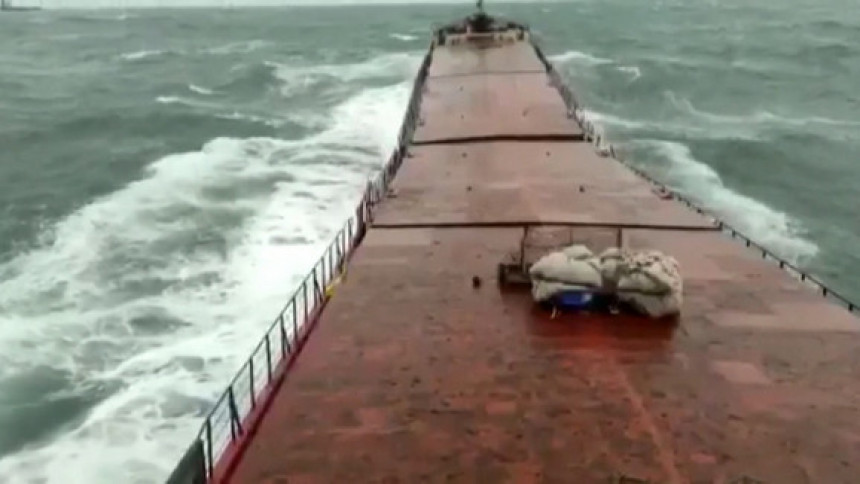Шок моменат: Талас разбија брод на два дијела