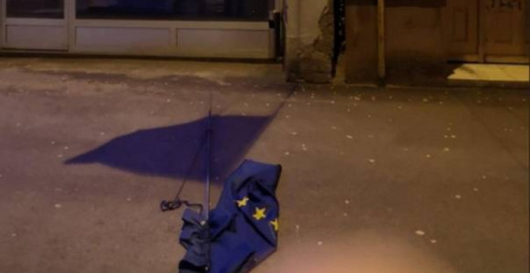 Sa zgrade Ambasade Hrvatske bačena zastava EU