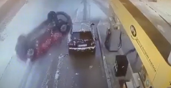 Nevjerovatna saobraćajna nezgoda na pumpi