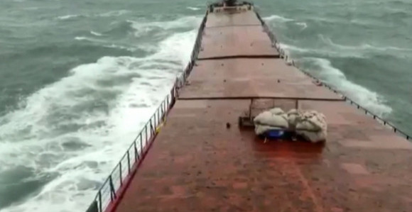 Šok momenat: Talas razbija brod na dva dijela