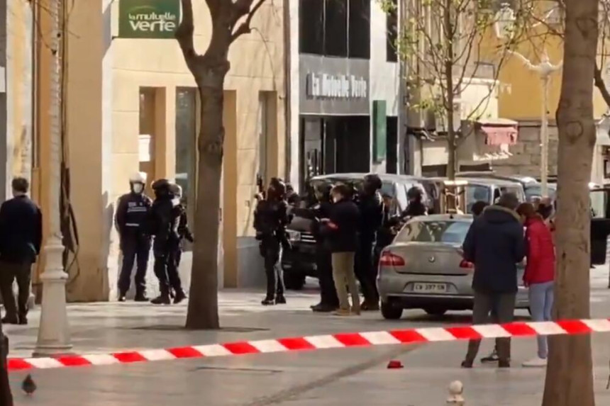 Kartonska kutija s ljudskom glavom bačena kroz prozor