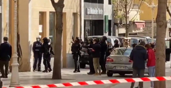 Kartonska kutija s ljudskom glavom bačena kroz prozor