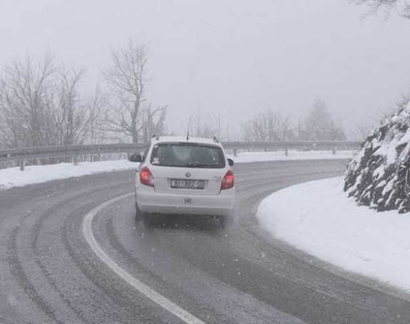 Zbog snijega kolovozi mokri i klizavi