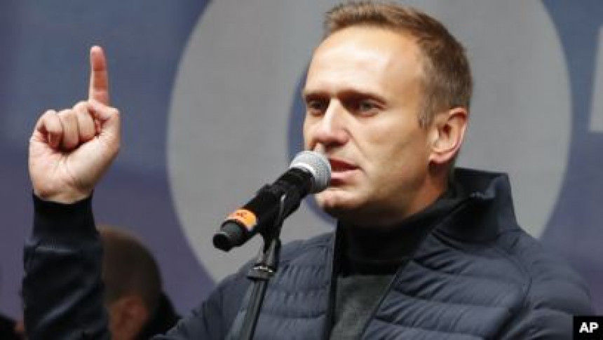Руски опозиционар Навални осуђен на три и по године затвора