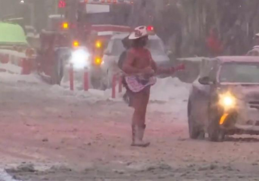 Golom kauboju ni snežna mećava na Tajms skveru ne može ništa! (VIDEO)