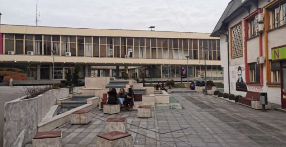 Dječak upao u praznu fontanu u centru Čačka