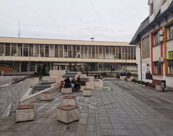 Dječak upao u praznu fontanu u centru Čačka