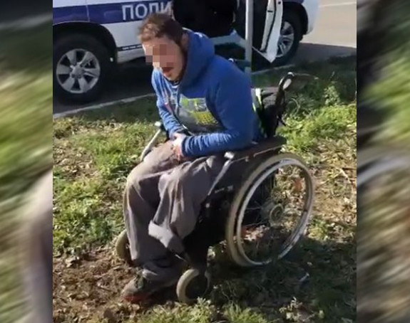 "Invalid" prosio u kolicima, a onda morao da ustane