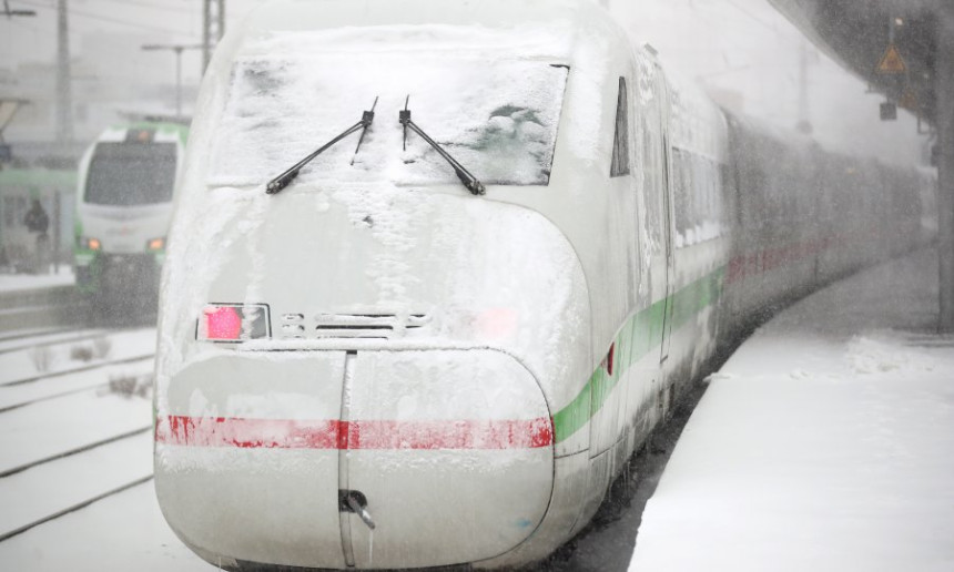 Snježna oluja zaustavila vozove, mnogo saobraćajki