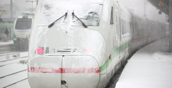 Snježna oluja zaustavila vozove, mnogo saobraćajki