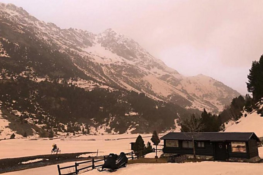 Narandžasti snijeg prekrio Pirineje (VIDEO)