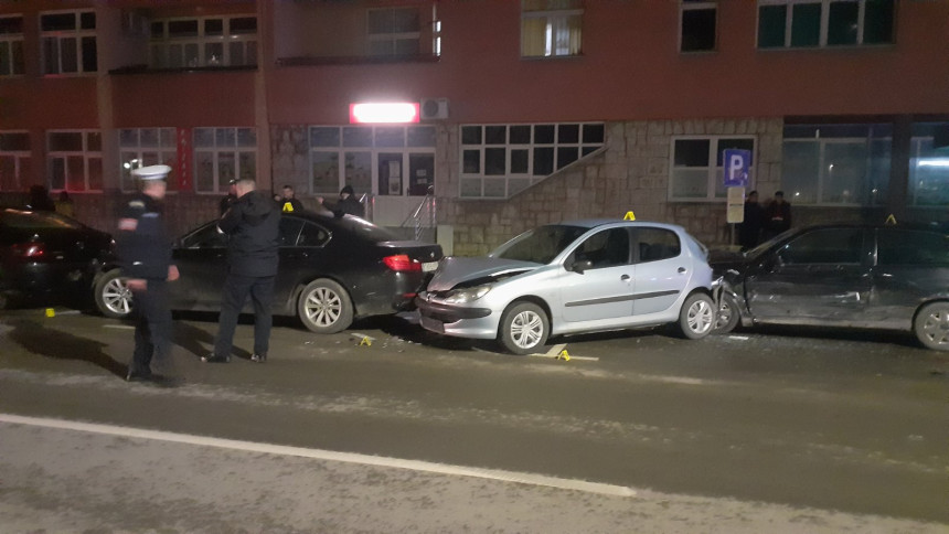 Lančani sudar u Doboju, pet auta uništeno (FOTO)