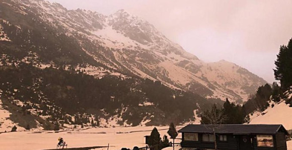 Narandžasti snijeg prekrio Pirineje (VIDEO)