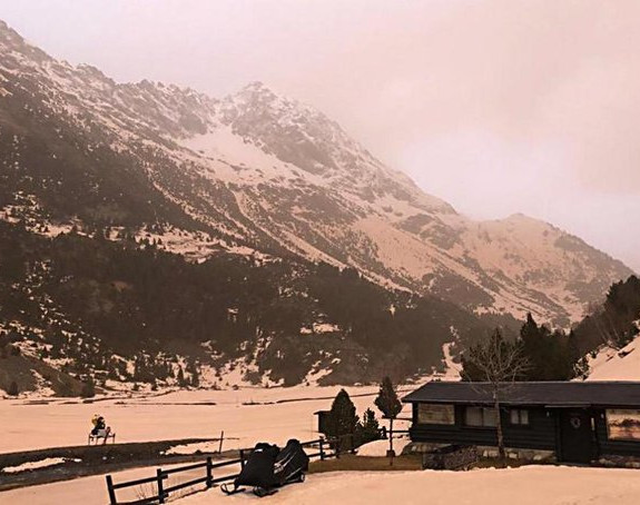 Narandžasti snijeg prekrio Pirineje (VIDEO)