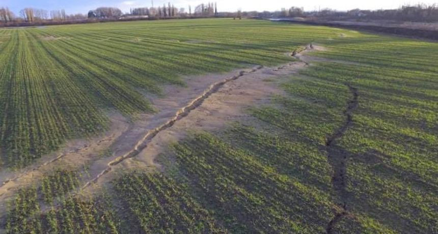 Pogledajte kakav rascjep je nastao u zemlji kod Siska