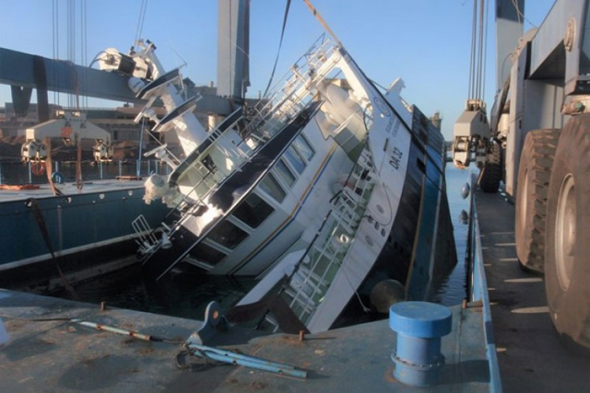 Нови брод пао са дизалице и потонуо у море