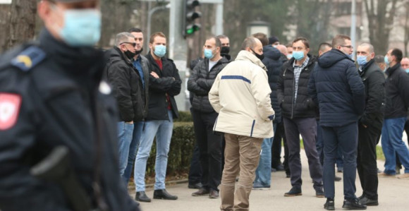 Bivši policijski službenici traže pravo ispred NSRS