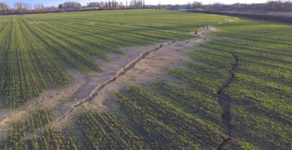 Pogledajte kakav rascjep je nastao u zemlji kod Siska