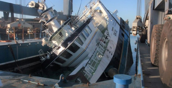 Novi brod pao sa dizalice i potonuo u more