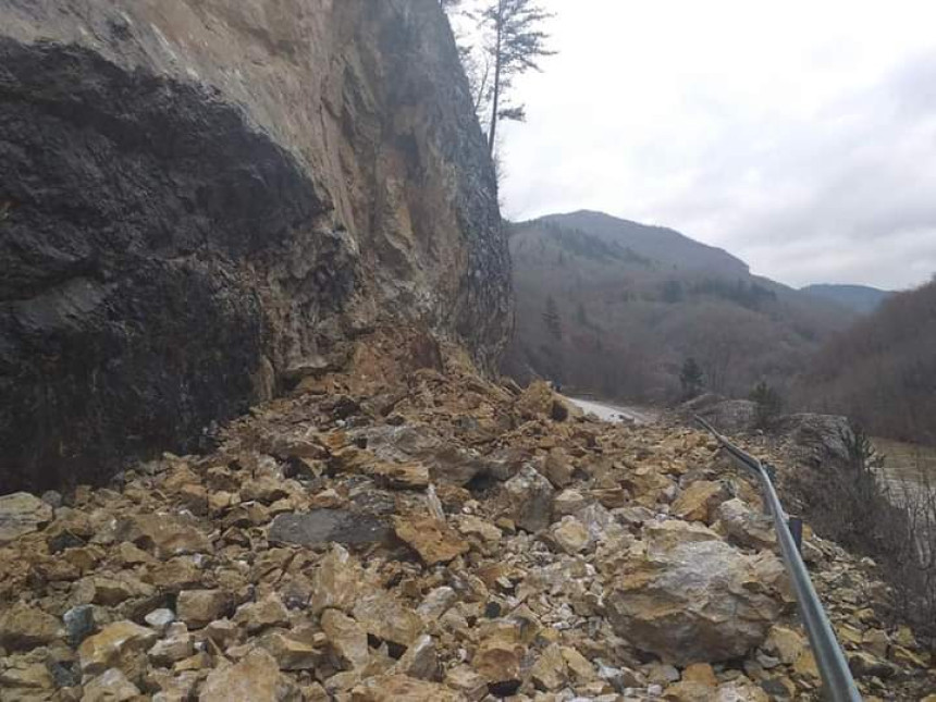 Odron zaustavio saobraćaj na putu Brodar-Rudo