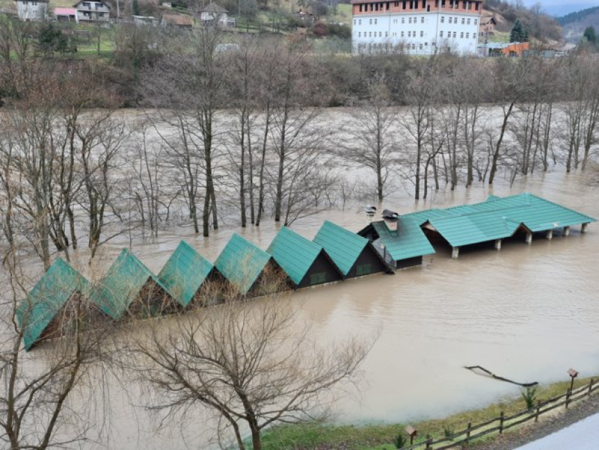 Drina poplavila kamp kućice u Foči