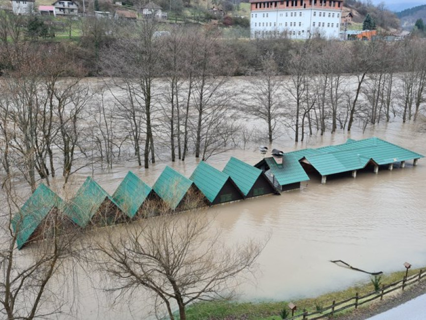 Drina poplavila kamp kućice u Foči