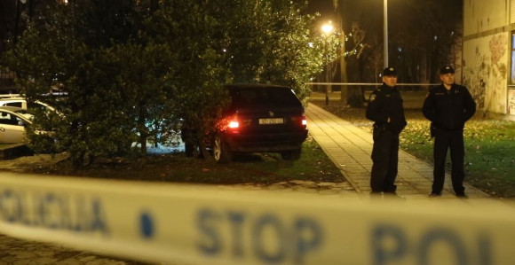 Vozača jurila policija, zakucao se u drvo kod škole