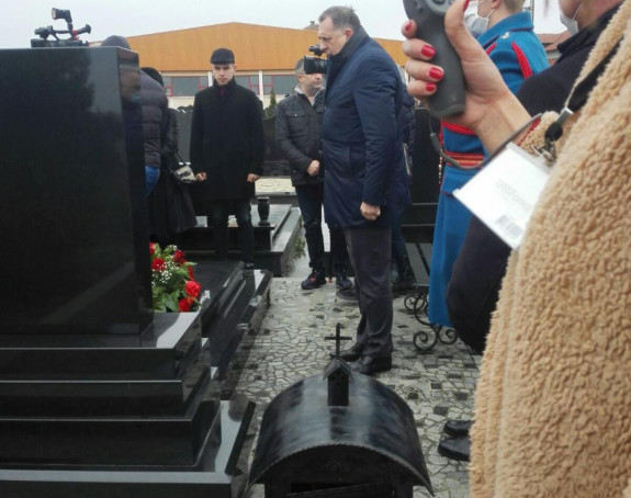 Dodik položio cvijeće na grobove Mićića i Bobara
