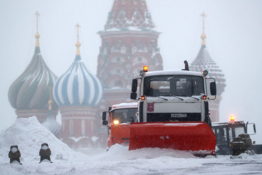 Moskva paralisana, grad čisti 60.000 komunalaca