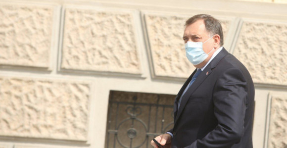 Додик поручио да се тренутно неће вакцинисати