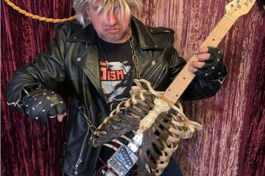 Od kostura svog ujaka napravio gitaru (VIDEO)