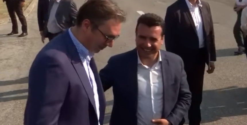 Vučić uručuje Zaevu prvi kontigent vakcina