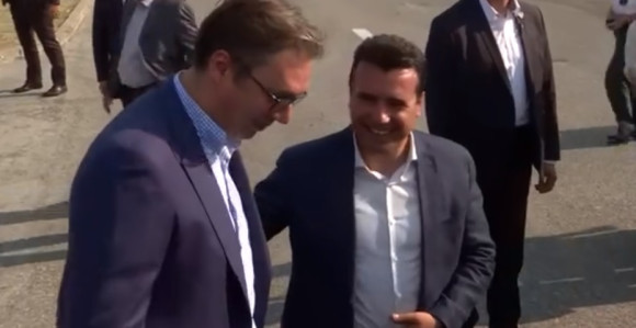 Vučić uručuje Zaevu prvi kontigent vakcina