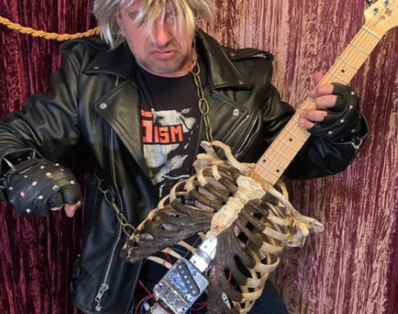 Od kostura svog ujaka napravio gitaru (VIDEO)