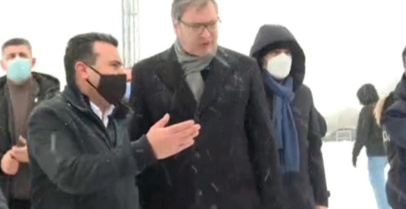 Vučić predao Zaevu prve vakcine protiv kovida-19