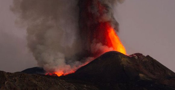 Erupcija najvišeg evropskog vulkana Etna (VIDEO)
