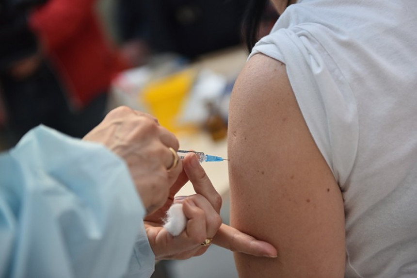 Počinje vakcinacija zdravstvenih radnika iz RS u Srbiji