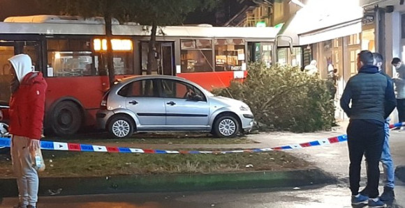 Autobus sletio s puta, više razbijeno automobila