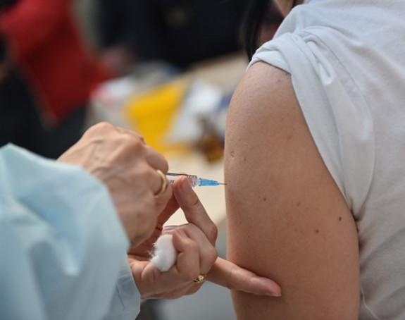 Почиње вакцинација здравствених радника из РС у Србији